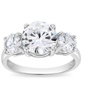 Stunning Silver Women's Ring with Clear Stones